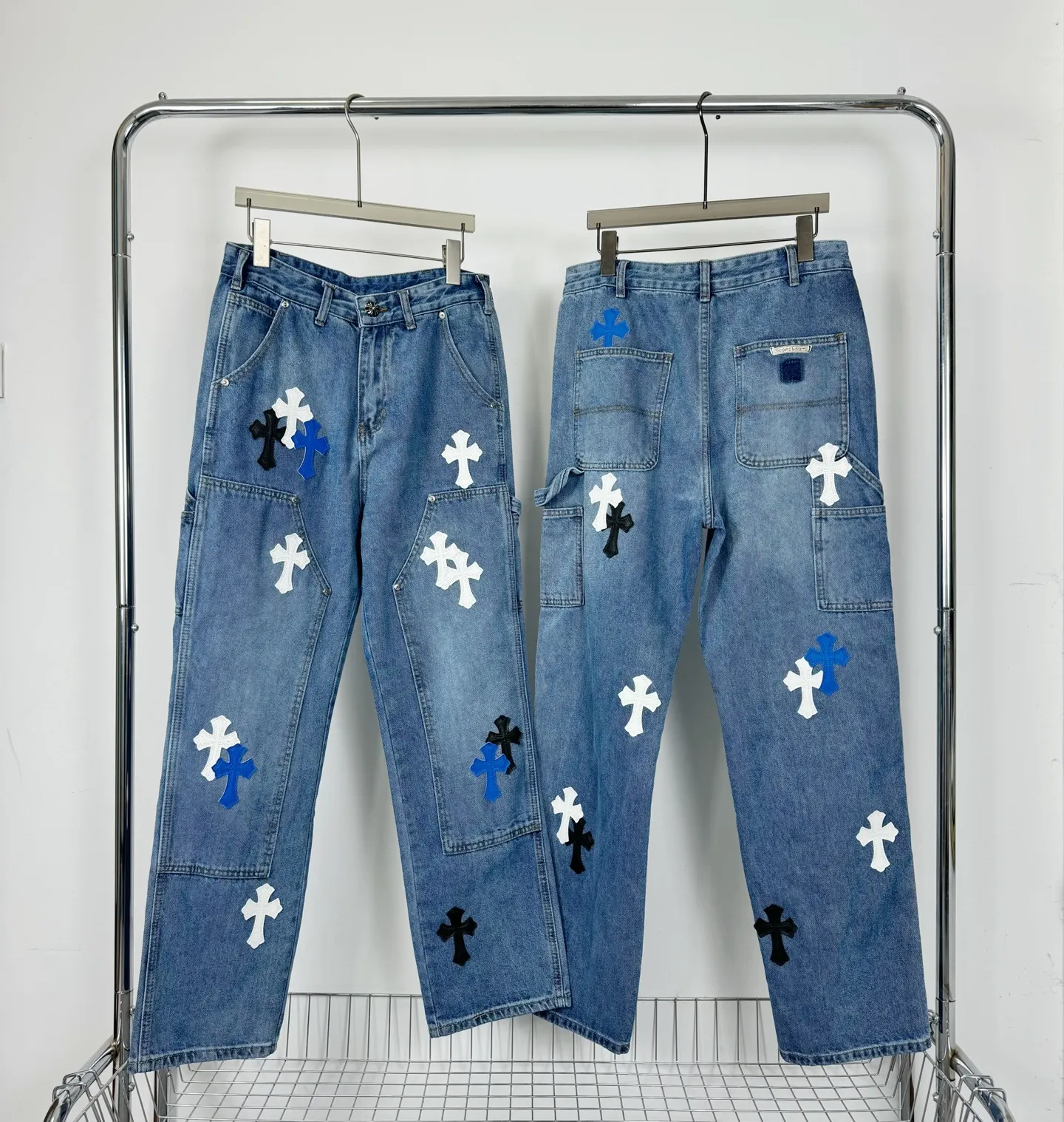 P280 Style number: H847 ChromeHearts & Chrome Hearts [New on unlabeled support platform] 2025 new logging multi-pocket black and white blue cross patch leather couple's washed jeans Top ceiling quality Styles with different washed textures, very friendly to people with thin legs and thick legs, straight and loose version very flattering leg shape Timeless moderate length, easy and casual to match, basic styling for various styles, a must-have in the wardrobe! The fabric is stiff but also makes the upper body soft without losing texture. The washing process is even more perfect. It is a must-have item for everyone! ! !  Size: 30-32-34-36 Color: blue